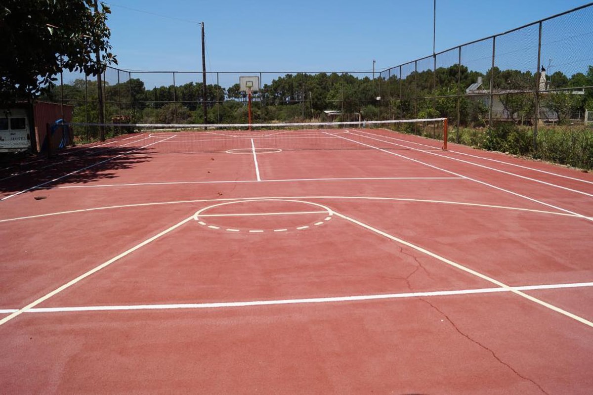 Griechenland Peloponnes Brati Arcoudi Tennisplatz
