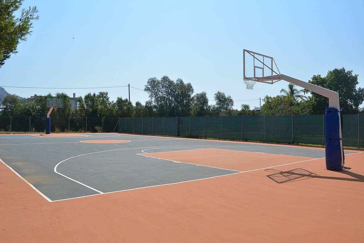 Griechenland Peloponnes Kalogria Beach Basketballplatz