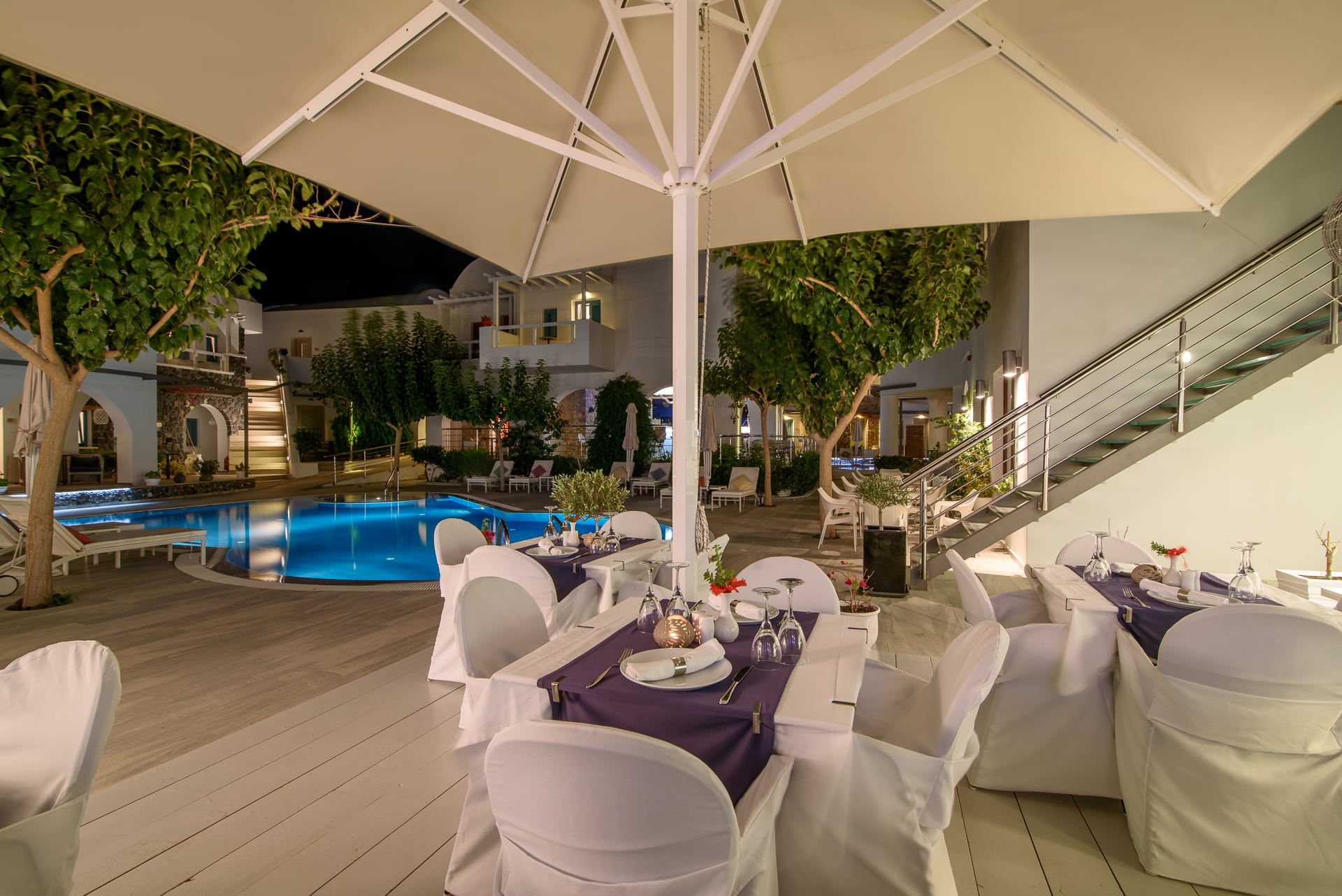 Griechenland Santorin Hotel La Mer Pool Abends