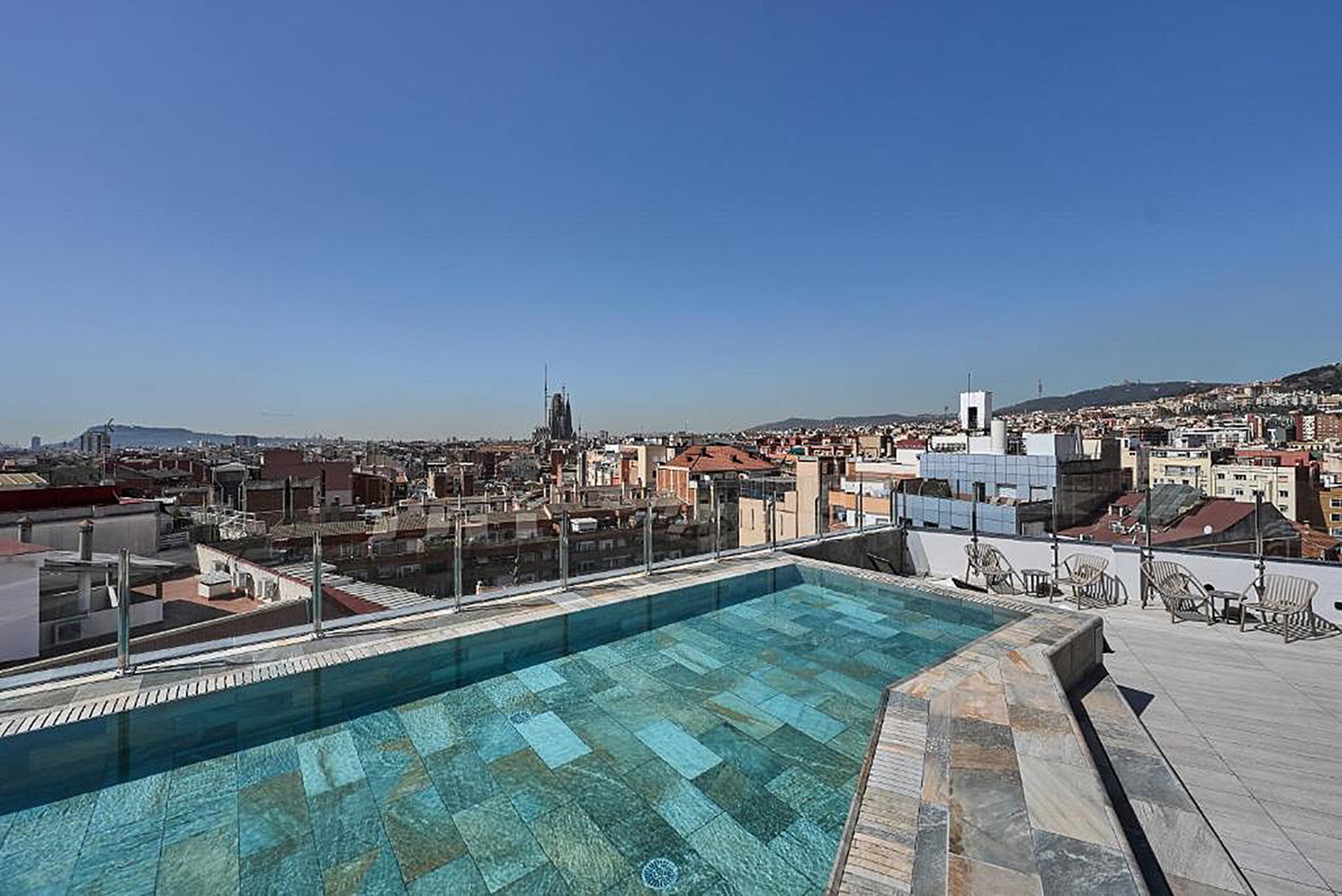 Spanien Barcelona Hotel Catalonia Atenas Dachterrasse mit Pool